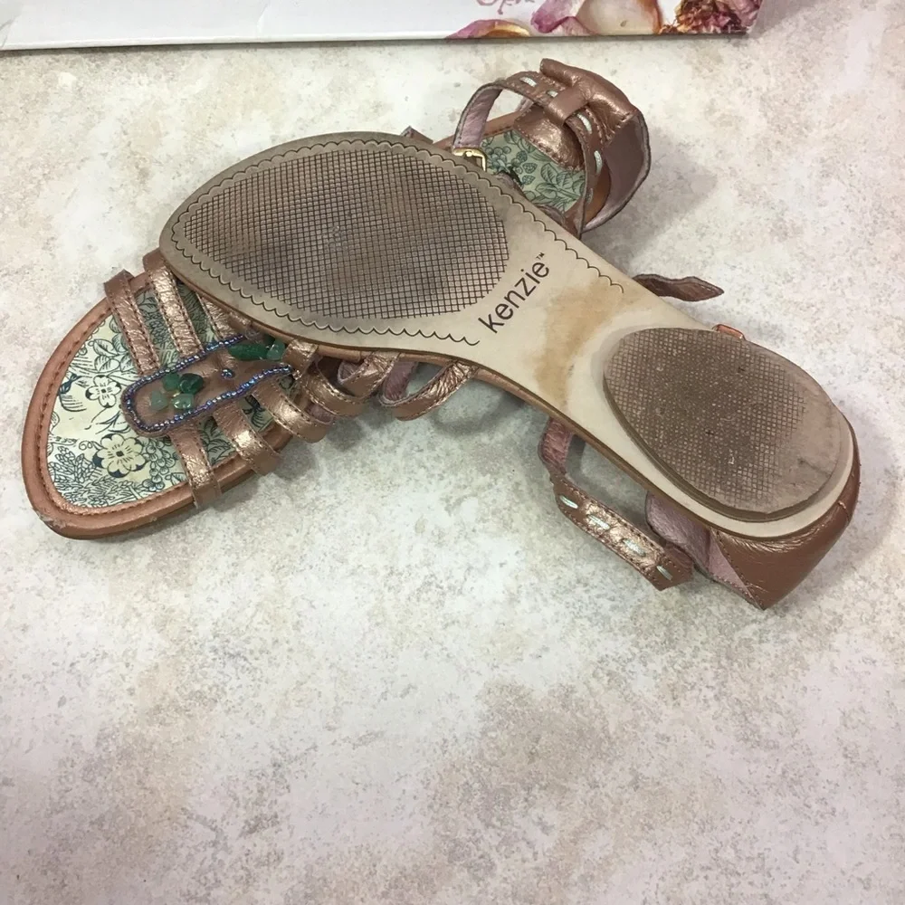 Kenzie Poise T strap gladiator sandals . Size 6 . - Picture 6 of 7